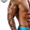 tatouage-éphémère-bras-rose-homme-motif-floral-tatouage-bras