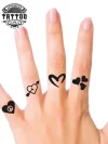 tatouage éphémère doigt motif cœur tendance