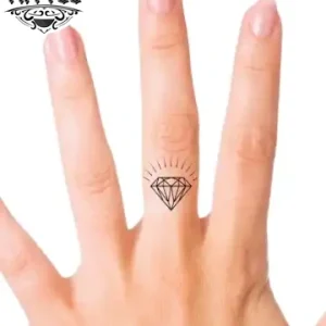 tatouage-ephemere-diamant-doigt-elegant-tendance tatouage-ephemere-diamant-doigt-elegant-tendance