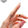 tatouage-ephemere-doigt-femme-discret-design-original tatouage-ephemere-doigt-femme-discret-design-original