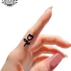 tatouage-ephemere-doigt-femme-fleur-delicate tatouage-ephemere-doigt-femme-fleur-delicate