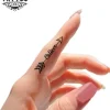 tatouage-ephemere-fleche-doigt-design-tendance-facile-appliquer tatouage-ephemere-fleche-doigt-design-tendance-facile-appliquer
