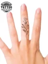 tatouage doigt éphémère fleur délicate art corporel floral temporaire