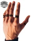tatouage-ephemere-doigt-homme-design-couronne tatouage-ephemere-doigt-homme-design-couronne