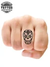 tatouage-doigt-ephemere-homme-mort-design-discret-tendance