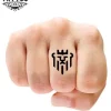 tatouage ephemere doigt lion design realiste