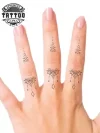 tatouage-ephemere-doigt-motif-mandala