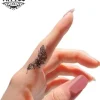 tatouage-ephemere-doigt-plume-elegant-discret tatouage-ephemere-doigt-plume-elegant-discret