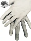 tatouage-doigt-ephemere-couple-design-romantique tatouage-doigt-ephemere-couple-design-romantique