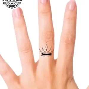 tatouage_ephemere_doigt_queen_motif_couronne_feminine