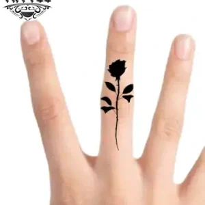 tatouage doigt éphémère motif rose longue tenue