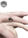 tatouage-ephemere-doigt-yin-yang-design-harmonieux tatouage-ephemere-doigt-yin-yang-design-harmonieux