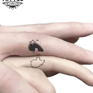 tatouage-ephemere-doigt-yin-yang-design-harmonieux tatouage-ephemere-doigt-yin-yang-design-harmonieux