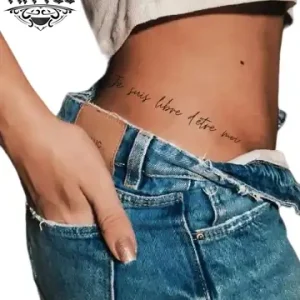 tatouage-ephemere-citation-hanche-design-unique-tendance tatouage-ephemere-citation-hanche-design-unique-tendance