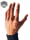 tatouage-main-homme-ephemere-discret-minimaliste tatouage-main-homme-ephemere-discret-minimaliste