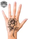 tatouage-main-ephemere-motif-rose-femme