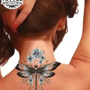 tatouage-ephemere-nuque-libellule-decoration-corporelle-tendance tatouage-ephemere-nuque-libellule-decoration-corporelle-tendance