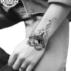 tatouage-ephemere-poignet-coeur-design-tendance-moderne tatouage-ephemere-poignet-coeur-design-tendance-moderne