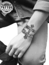 tatouage_poignet_ephemere_croix_discret_elegant tatouage_poignet_ephemere_croix_discret_elegant