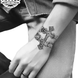 tatouage_poignet_ephemere_croix_discret_elegant tatouage_poignet_ephemere_croix_discret_elegant