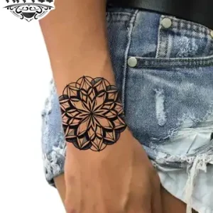 tatouage-poignet-ephemere-femme-mandala-design-artiste tatouage-poignet-ephemere-femme-mandala-design-artiste