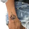 tatouage-poignet-lotus-ephemere-design-fleuri-elegance-asiatique tatouage-poignet-lotus-ephemere-design-fleuri-elegance-asiatique
