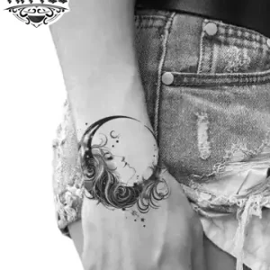 tatouage-poignet-ephemere-motif-lune-elegant-tendance tatouage-poignet-ephemere-motif-lune-elegant-tendance