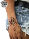 tatouage_poignet_ephemere_mandala_design_intemporel_elegant tatouage_poignet_ephemere_mandala_design_intemporel_elegant