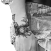 tatouage-poignet-ephemere-plume-stylisee