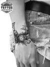 tatouage-poignet-ephemere-plume-stylisee