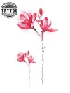 tatouage-fleur-ephemere-avec-tige-et-ecriture-elegante tatouage-fleur-ephemere-avec-tige-et-ecriture-elegante