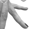 tatouage-temporaire-trois-petits-points-tendance-et-discret